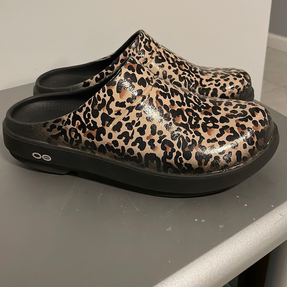 Leopard print oofos clogs